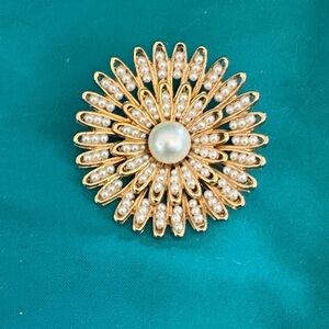 Vintage Pearl and gold brooch with extended pin